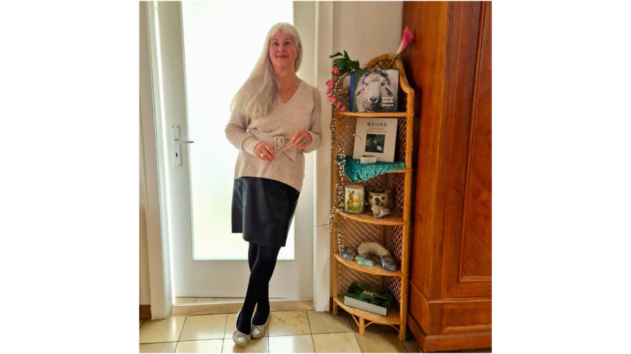Frau Wöhlert lehnt am Türrahmen