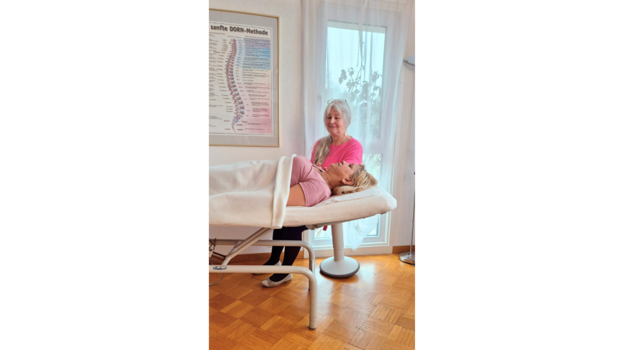 Frau Wöhlert behandelt in der Praxis eine Patientin